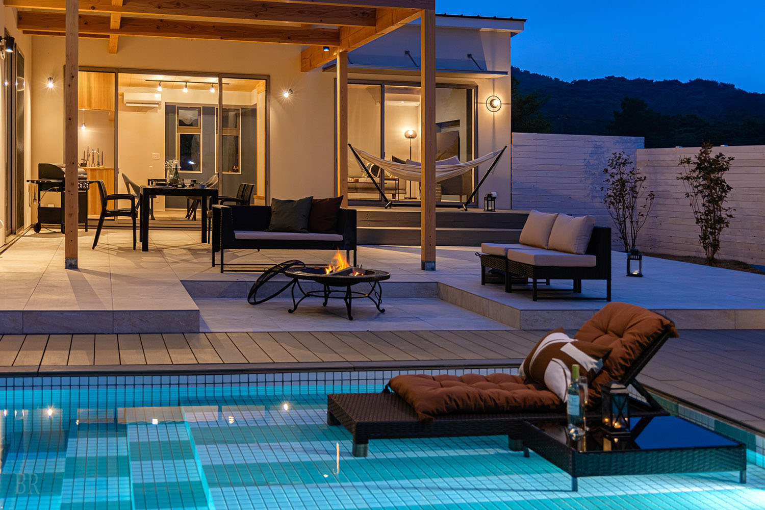 KANOA THE VILLAS～富士山中湖【Suite】私人泳池的夜間景色