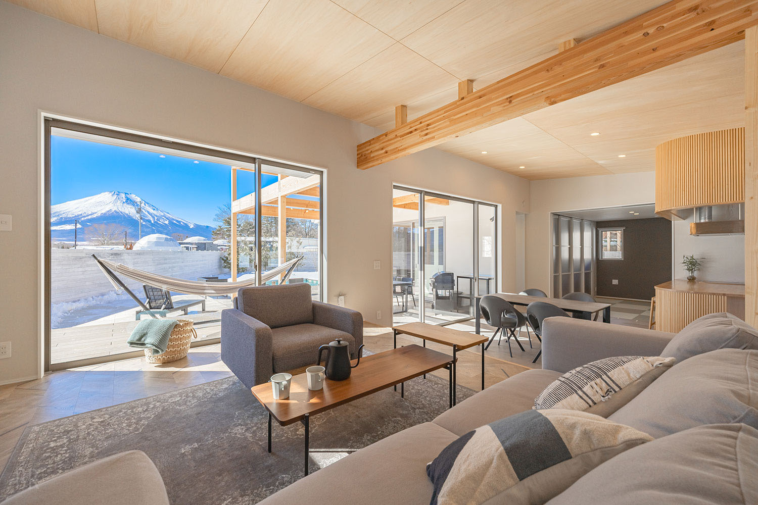 KANOA THE VILLAS～富士山中湖【Suite】室內空間與窗外的富士山景色