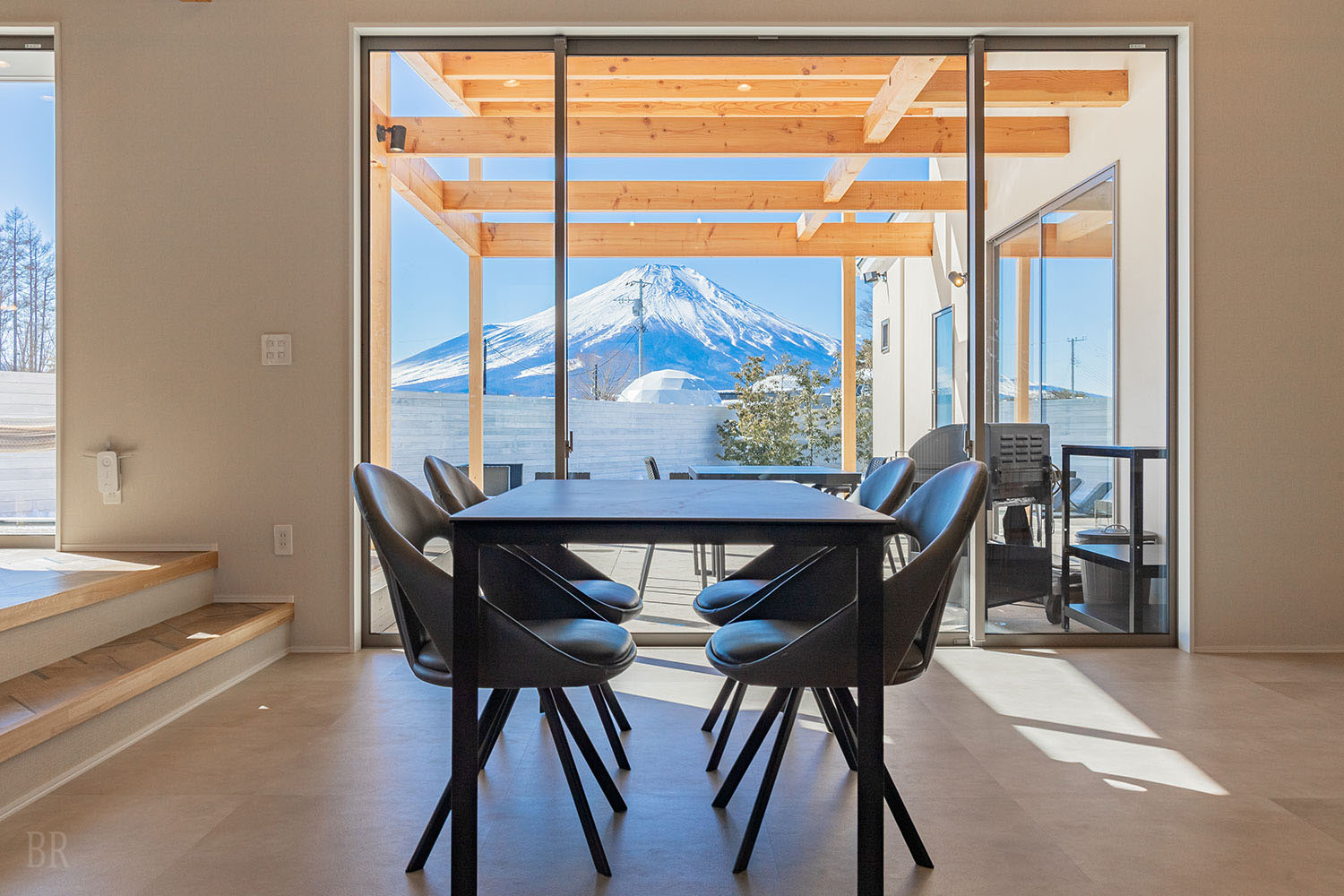 KANOA THE VILLAS～富士山中湖【Suite】餐飲空間與窗外的富士山景色